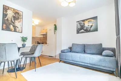 Ein Sitzbereich in der Unterkunft Sweet 1BR &1LR with Balcony, 9 Min to City Center