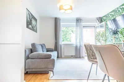 Ein Sitzbereich in der Unterkunft Sweet 1BR &1LR with Balcony, 9 Min to City Center