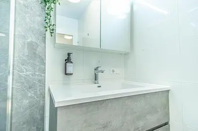 Grundriss der Unterkunft Sweet 1BR &1LR with Balcony, 9 Min to City Center