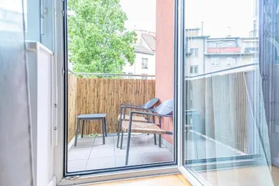 Ein Balkon oder eine Terrasse in der Unterkunft Sweet 1BR &1LR with Balcony, 9 Min to City Center