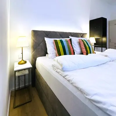 Ein Bett oder Betten in einem Zimmer der Unterkunft Villa Romana Apartments with Terrace & Private Entrance