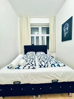 Ein Bett oder Betten in einem Zimmer der Unterkunft Elegant 5-Bedroom Residence Near Kaufpark Alterlaa