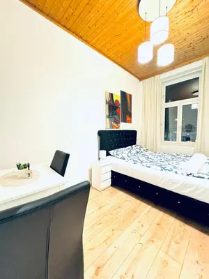 Ein Bett oder Betten in einem Zimmer der Unterkunft Elegant 5-Bedroom Residence Near Kaufpark Alterlaa
