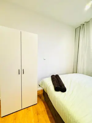 Ein Bett oder Betten in einem Zimmer der Unterkunft Bright & Spacious 4BR Apt Near Kaufpark Alterlaa