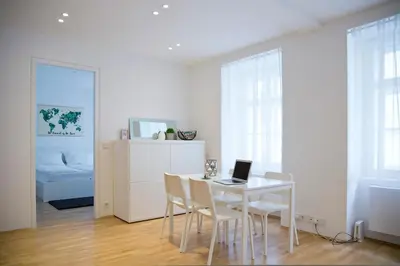 Ein Bett oder Betten in einem Zimmer der Unterkunft Modern 1BR by Rochusmarkt Walk to Vienna Center