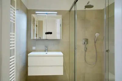 Ein Badezimmer in der Unterkunft Modern 1BR by Rochusmarkt Walk to Vienna Center