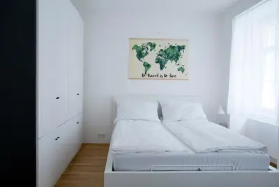 Ein Bett oder Betten in einem Zimmer der Unterkunft Modern 1BR by Rochusmarkt Walk to Vienna Center