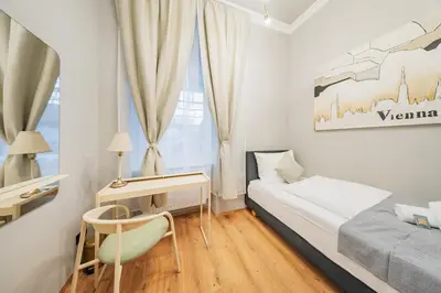 Ein Bett oder Betten in einem Zimmer der Unterkunft Hive 5 by Home1 - District 8 Boutique Hostel