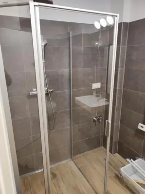Ein Badezimmer in der Unterkunft Exklusives Studio gegenüber der Uno-City und Kaiserwasser