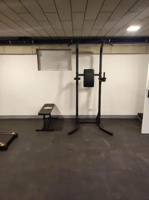 Das Fitnesscenter und/oder die Fitnesseinrichtungen in der Unterkunft Exklusives Studio gegenüber der Uno-City und Kaiserwasser