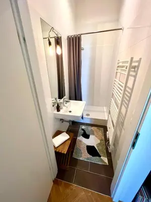 Ein Badezimmer in der Unterkunft Stylish Central Apartment with Balcony