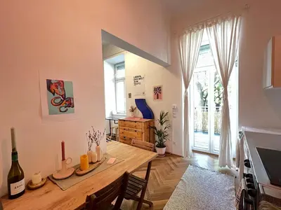 Getränke in der Unterkunft Stylish Central Apartment with Balcony