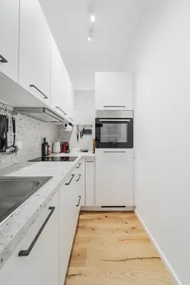 Küche/Küchenzeile in der Unterkunft Apartment with Stylish Décor & Welcoming Flair