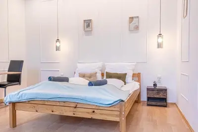 Ein Bett oder Betten in einem Zimmer der Unterkunft Beautiful 2BR Apt, Near Meidling Station