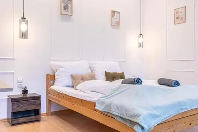 Ein Bett oder Betten in einem Zimmer der Unterkunft Beautiful 2BR Apt, Near Meidling Station