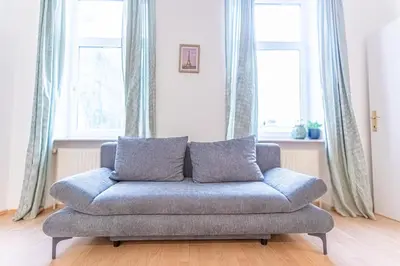 Ein Sitzbereich in der Unterkunft Beautiful 2BR Apt, Near Meidling Station