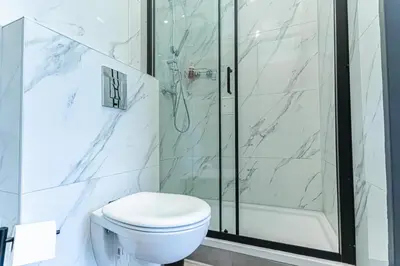 Ein Badezimmer in der Unterkunft Beautiful 2BR Apt, Near Meidling Station
