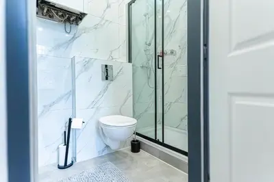 Ein Badezimmer in der Unterkunft Beautiful 2BR Apt, Near Meidling Station