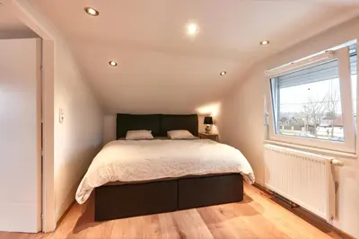 Ein Bett oder Betten in einem Zimmer der Unterkunft Elegant 3BD Holiday Home in Prime Location of Vienna