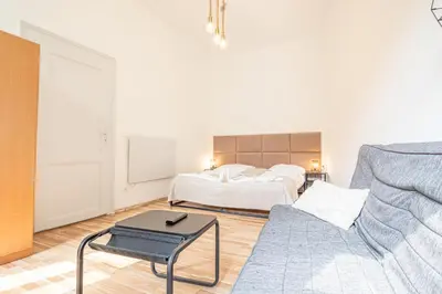 Ein Bett oder Betten in einem Zimmer der Unterkunft Affordable 1BR Apt Near Schönbrunn & Westbahnhof Great for Long Stays