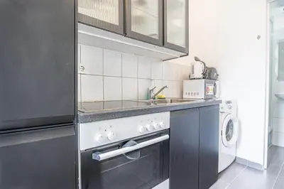Küche/Küchenzeile in der Unterkunft Affordable 1BR Apt Near Schönbrunn & Westbahnhof Great for Long Stays