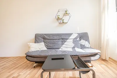 Ein Sitzbereich in der Unterkunft Affordable 1BR Apt Near Schönbrunn & Westbahnhof Great for Long Stays