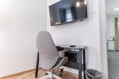 TV/Unterhaltungsangebot in der Unterkunft Stylish 1BR Apartment Near Schönbrunn & Westbahnhof Ideal for Longstays