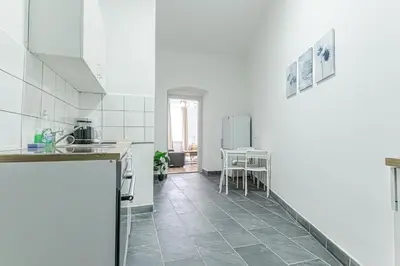 Küche/Küchenzeile in der Unterkunft Stylish 1BR Apartment Near Schönbrunn & Westbahnhof Ideal for Longstays