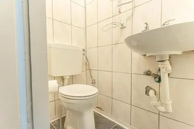Ein Badezimmer in der Unterkunft Stylish 1BR Apartment Near Schönbrunn & Westbahnhof Ideal for Longstays