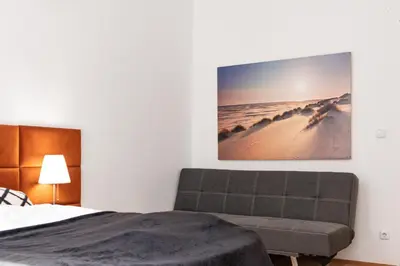 Ein Bett oder Betten in einem Zimmer der Unterkunft Beautiful 1BR Apartment by Westbahnhof Station Great for Longstays