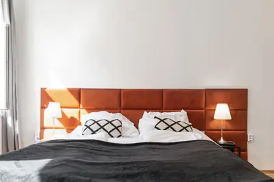 Ein Bett oder Betten in einem Zimmer der Unterkunft Beautiful 1BR Apartment by Westbahnhof Station Great for Longstays
