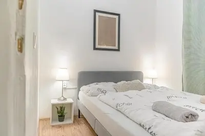 Ein Bett oder Betten in einem Zimmer der Unterkunft Comfy 2BR Apartment Very Central, 10 Min to Westbahnhof