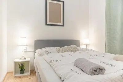 Ein Bett oder Betten in einem Zimmer der Unterkunft Comfy 2BR Apartment Very Central, 10 Min to Westbahnhof