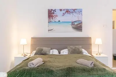 Ein Bett oder Betten in einem Zimmer der Unterkunft Comfy 2BR Apartment Very Central, 10 Min to Westbahnhof