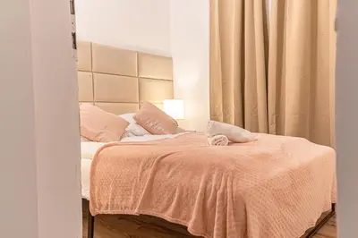 Ein Bett oder Betten in einem Zimmer der Unterkunft Comfy 2BR Apartment Best For Long Stay