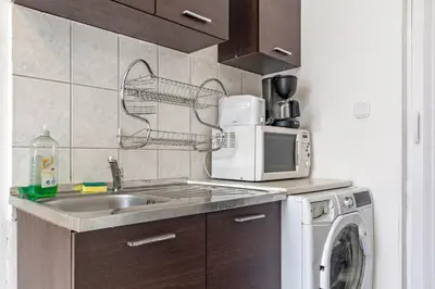 Küche/Küchenzeile in der Unterkunft Amazing 1BR & 1LR Apartment Prime Location for Long Stay