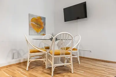 TV/Unterhaltungsangebot in der Unterkunft Amazing 1BR & 1LR Apartment Prime Location for Long Stay