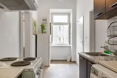 Küche/Küchenzeile in der Unterkunft Amazing 1BR & 1LR Apartment Prime Location for Long Stay