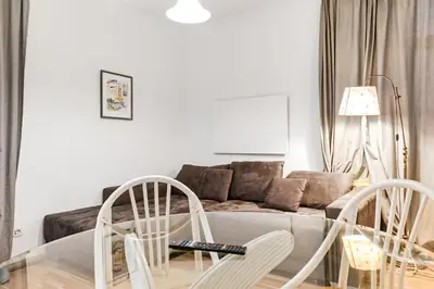 Ein Sitzbereich in der Unterkunft Amazing 1BR & 1LR Apartment Prime Location for Long Stay
