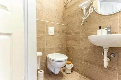 Ein Badezimmer in der Unterkunft Comfy 1BR Apt in Great Location Ideal for Long Stay