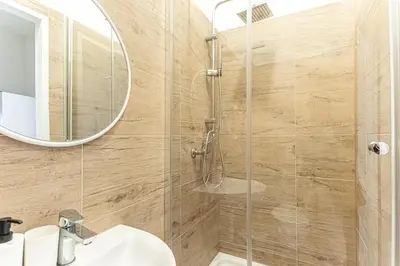 Ein Badezimmer in der Unterkunft Comfy 1BR Apt in Great Location Ideal for Long Stay
