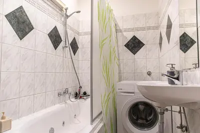 Ein Badezimmer in der Unterkunft Comfy 2BR Apartment TV & WIFi Suitable for Long Stay