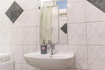 Ein Badezimmer in der Unterkunft Comfy 2BR Apartment TV & WIFi Suitable for Long Stay