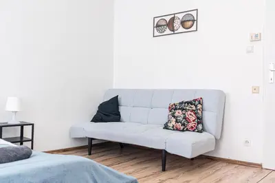 Ein Sitzbereich in der Unterkunft Comfy 2BR Apartment TV & WIFi Suitable for Long Stay