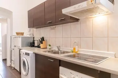 Küche/Küchenzeile in der Unterkunft Elegant Urban 1BR Apartment Near Top Attractions