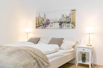 Ein Bett oder Betten in einem Zimmer der Unterkunft Elegant Urban 1BR Apartment Near Top Attractions