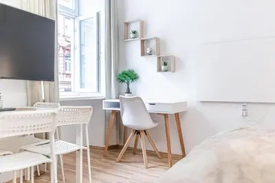 TV/Unterhaltungsangebot in der Unterkunft Elegant Urban 1BR Apartment Near Top Attractions