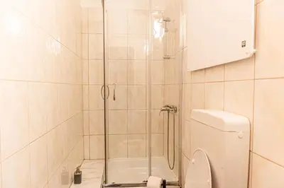 Ein Badezimmer in der Unterkunft Elegant Urban 1BR Apartment Near Top Attractions