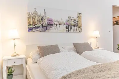 Ein Bett oder Betten in einem Zimmer der Unterkunft Elegant Urban 1BR Apartment Near Top Attractions