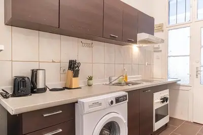 Küche/Küchenzeile in der Unterkunft Elegant Urban 1BR Apartment Near Top Attractions